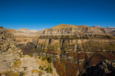 Ordesa ve Monte Perdido Ulusal Parkı 'nda sonbahar sahnesi, İspanya