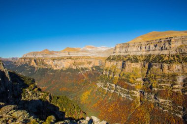 Ordesa ve Monte Perdido Ulusal Parkı 'nda sonbahar sahnesi, İspanya