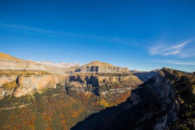Ordesa ve Monte Perdido Ulusal Parkı 'nda sonbahar sahnesi, İspanya