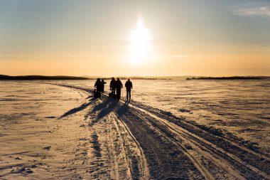 Inari Gölü, Laponya, Finlandiya 'da kayak gezisi