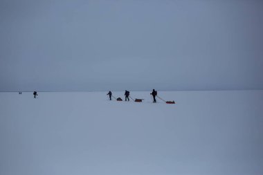 Inari Gölü, Laponya, Finlandiya 'da kayak gezisi