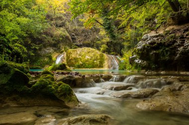 Kuzey İspanya, Navarra 'daki Nacedero de Urederra nehrinde sonbahar sahnesi