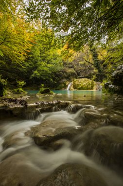 Kuzey İspanya, Navarra 'daki Nacedero de Urederra nehrinde sonbahar sahnesi