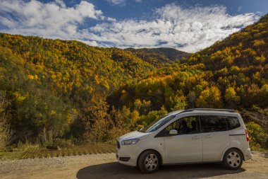 Ordesa ve Monte Perdido Ulusal Parkı 'nda sonbahar sahnesi, İspanya