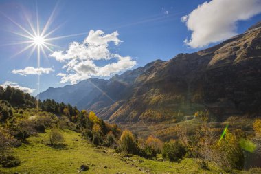 Ordesa ve Monte Perdido Ulusal Parkı 'nda sonbahar sahnesi, İspanya