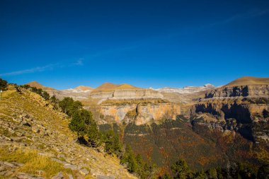 Ordesa ve Monte Perdido Ulusal Parkı 'nda sonbahar sahnesi, İspanya