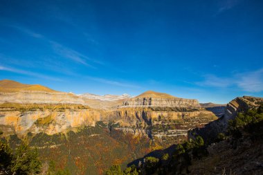 Ordesa ve Monte Perdido Ulusal Parkı 'nda sonbahar sahnesi, İspanya