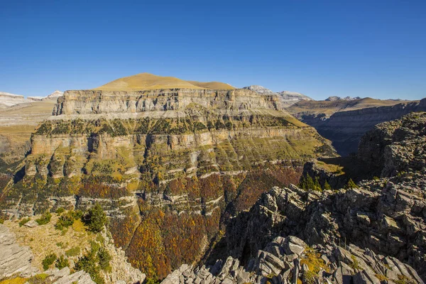 Ordesa ve Monte Perdido Ulusal Parkı 'nda sonbahar sahnesi, İspanya