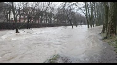 Olot kasabasında sel, La Garrotxa, Girona, İspanya. Ocak 2020
