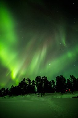 Kuzey ışıkları Inari Gölü, Laponya, Finlandiya