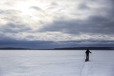 Inari Gölü, Laponya, Finlandiya 'da kayak gezisi