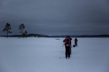Inari Gölü, Laponya, Finlandiya 'da kayak gezisi