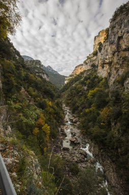Ordesa ve Monte Perdido Ulusal Parkı 'nda sonbahar sahnesi, İspanya