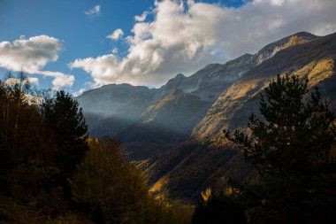 Ordesa ve Monte Perdido Ulusal Parkı 'nda sonbahar sahnesi, İspanya