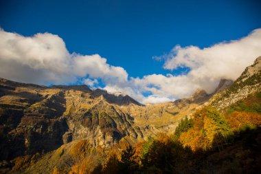 Ordesa ve Monte Perdido Ulusal Parkı 'nda sonbahar sahnesi, İspanya