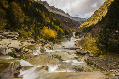 Ordesa ve Monte Perdido Ulusal Parkı 'nda sonbahar sahnesi, İspanya