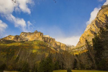 Ordesa ve Monte Perdido Ulusal Parkı 'nda sonbahar sahnesi, İspanya