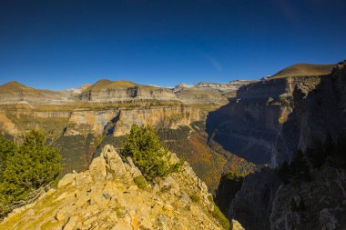 Ordesa ve Monte Perdido Ulusal Parkı 'nda sonbahar sahnesi, İspanya