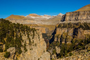 Ordesa ve Monte Perdido Ulusal Parkı 'nda sonbahar sahnesi, İspanya