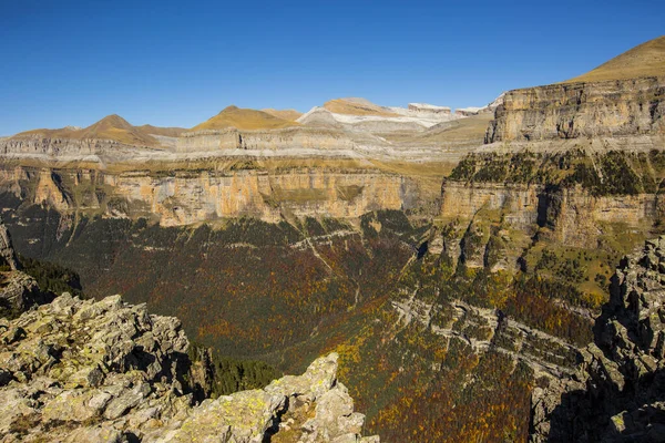 Ordesa ve Monte Perdido Ulusal Parkı 'nda sonbahar sahnesi, İspanya