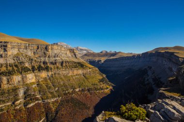 Ordesa ve Monte Perdido Ulusal Parkı 'nda sonbahar sahnesi, İspanya