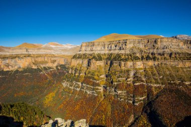 Ordesa ve Monte Perdido Ulusal Parkı 'nda sonbahar sahnesi, İspanya