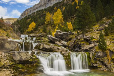 Ordesa ve Monte Perdido Ulusal Parkı 'nda sonbahar sahnesi, İspanya