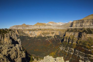 Ordesa ve Monte Perdido Ulusal Parkı 'nda sonbahar sahnesi, İspanya