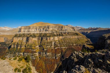 Ordesa ve Monte Perdido Ulusal Parkı 'nda sonbahar sahnesi, İspanya