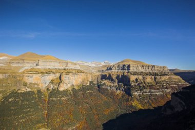 Ordesa ve Monte Perdido Ulusal Parkı 'nda sonbahar sahnesi, İspanya