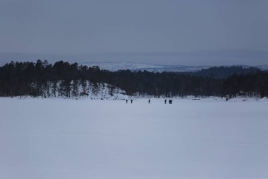 Inari Gölü, Laponya, Finlandiya 'da kayak gezisi