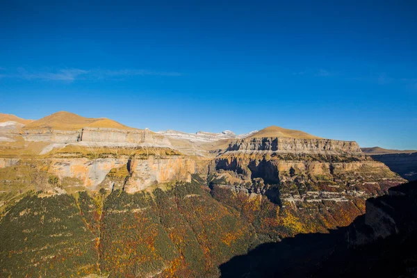 Ordesa ve Monte Perdido Ulusal Parkı 'nda sonbahar sahnesi, İspanya