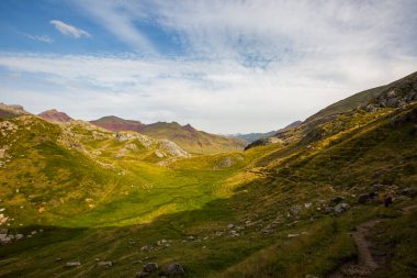 Aguas Tuertas ve Ibon De Estanes, Pyrenees, İspanya yakınlarındaki yaz manzarası