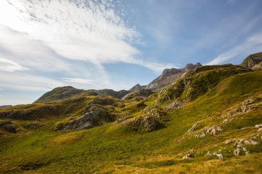Aguas Tuertas ve Ibon De Estanes, Pyrenees, İspanya yakınlarındaki yaz manzarası