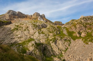 Aguas Tuertas ve Ibon De Estanes, Pyrenees, İspanya yakınlarındaki yaz manzarası