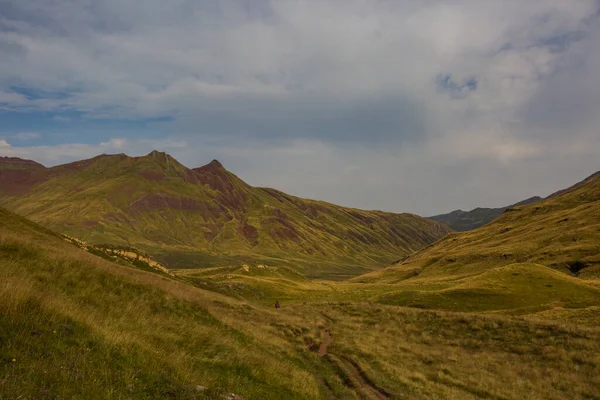 スペインのピレネー山脈 アグアス トゥエラスとイボン エステの近くの夏の山の風景 — ストック写真