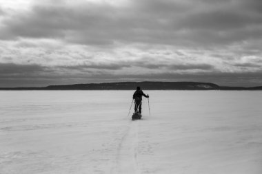Inari Gölü, Laponya, Finlandiya 'da kayak gezisi