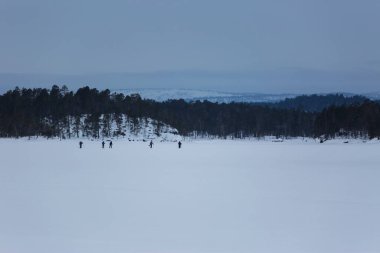 Inari Gölü, Laponya, Finlandiya 'da kayak gezisi