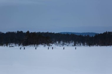 Inari Gölü, Laponya, Finlandiya 'da kayak gezisi