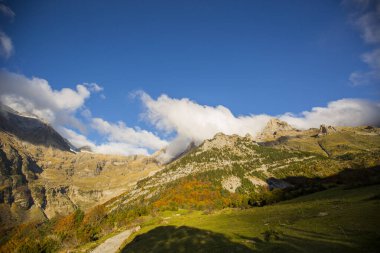 Ordesa ve Monte Perdido Ulusal Parkı 'nda sonbahar sahnesi, İspanya