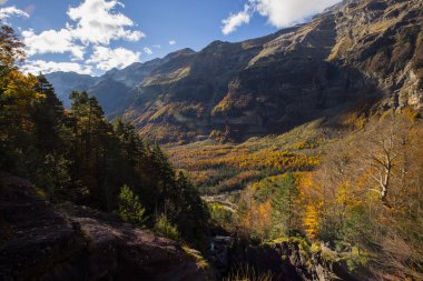 Ordesa ve Monte Perdido Ulusal Parkı 'nda sonbahar sahnesi, İspanya