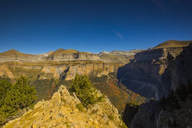 Ordesa ve Monte Perdido Ulusal Parkı 'nda sonbahar sahnesi, İspanya