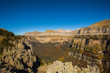 Ordesa ve Monte Perdido Ulusal Parkı 'nda sonbahar sahnesi, İspanya