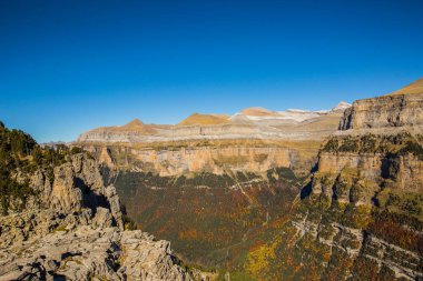 Ordesa ve Monte Perdido Ulusal Parkı 'nda sonbahar sahnesi, İspanya