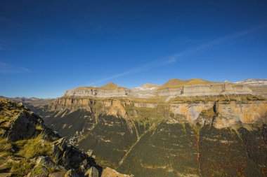 Ordesa ve Monte Perdido Ulusal Parkı 'nda sonbahar sahnesi, İspanya