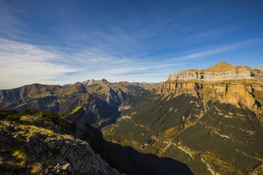 Ordesa ve Monte Perdido Ulusal Parkı 'nda sonbahar sahnesi, İspanya