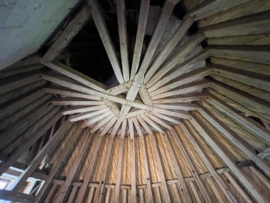 Fransa 'nın Rigny Usse kentinin tarihi simgesi olan Chateau d' Usse 'nin tavanında tahta kirişler karmaşık bir desen oluşturuyor.