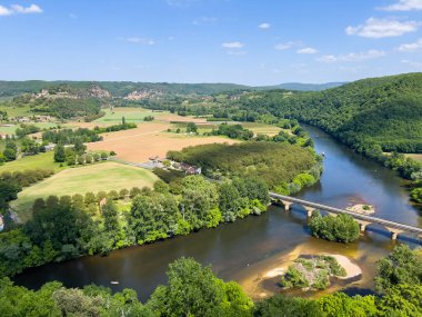 Dordogne Nehri 'nin havadan görünüşü yeşil kırsal kesimde ve Castelnaud la Chapelle Dordogne, Nouvelle Aquitaine, Fransa