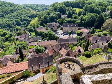 Dordogne, Nouvelle Aquitaine, Fransa 'daki ortaçağ şatosundan Castelnaud la Chapelle köyünün panoramik manzarası
