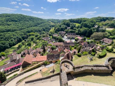 Castelnaud la Chapelle 'in Dordogne, Nouvelle Aquitaine, Fransa' daki panoramik manzarası geleneksel evleri ve yemyeşil çevreyi gösteriyor.